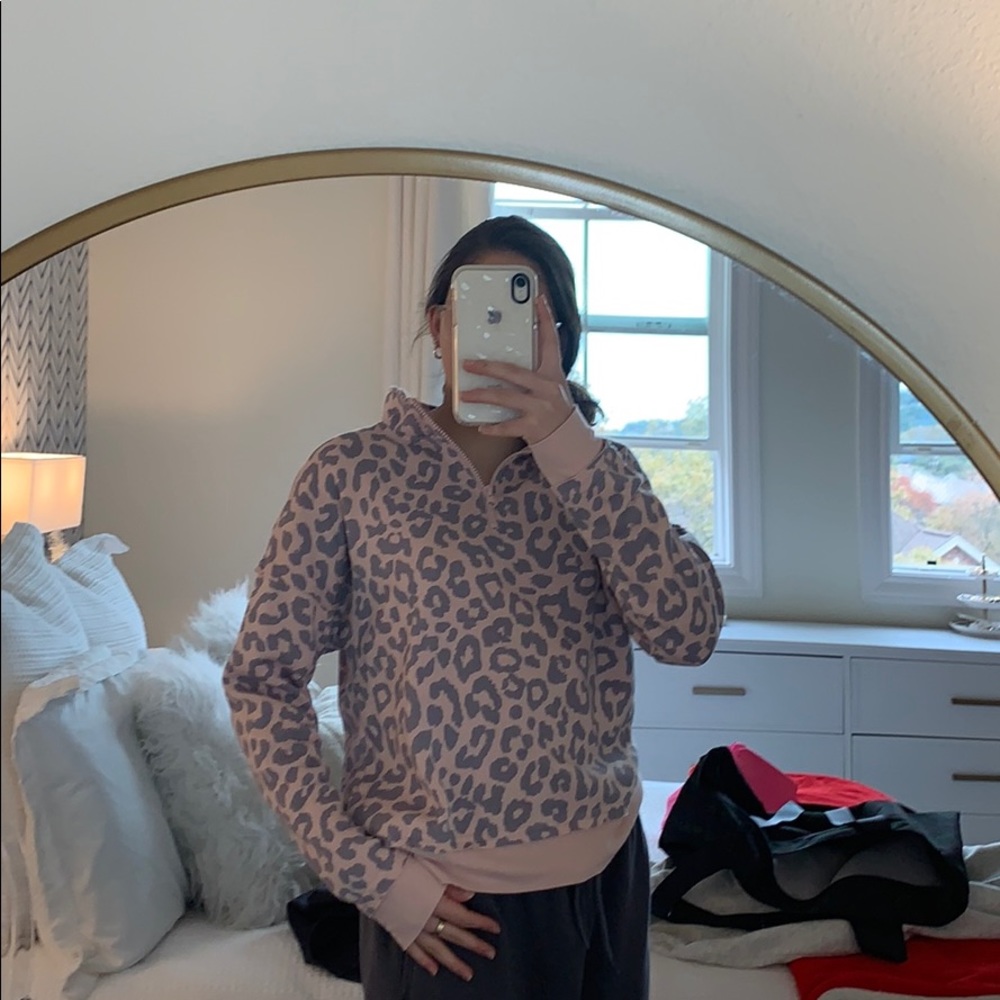 SUPER SOFT NEVER WORN zip up sweater.